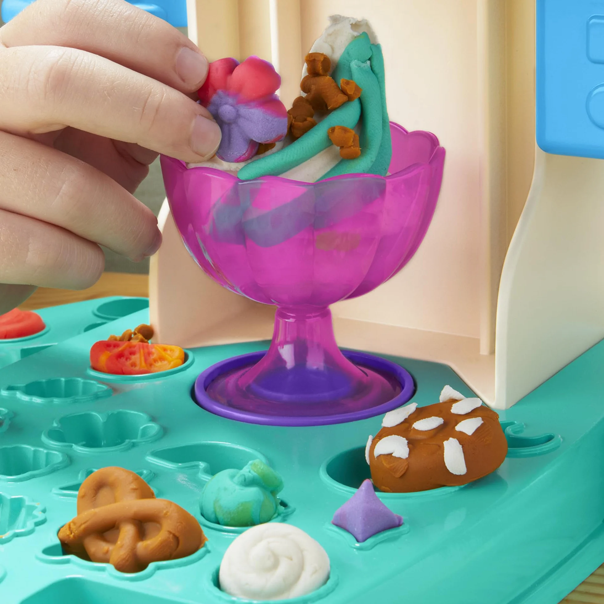 Play-Doh Bunte Regenbogen Eismaschine, 2 x 56g einfarbig & 3 x 56g zweifarbig, Spielküchen-Set mit Zubehör, kreatives Spielen für Kinder ab 3 Jahren