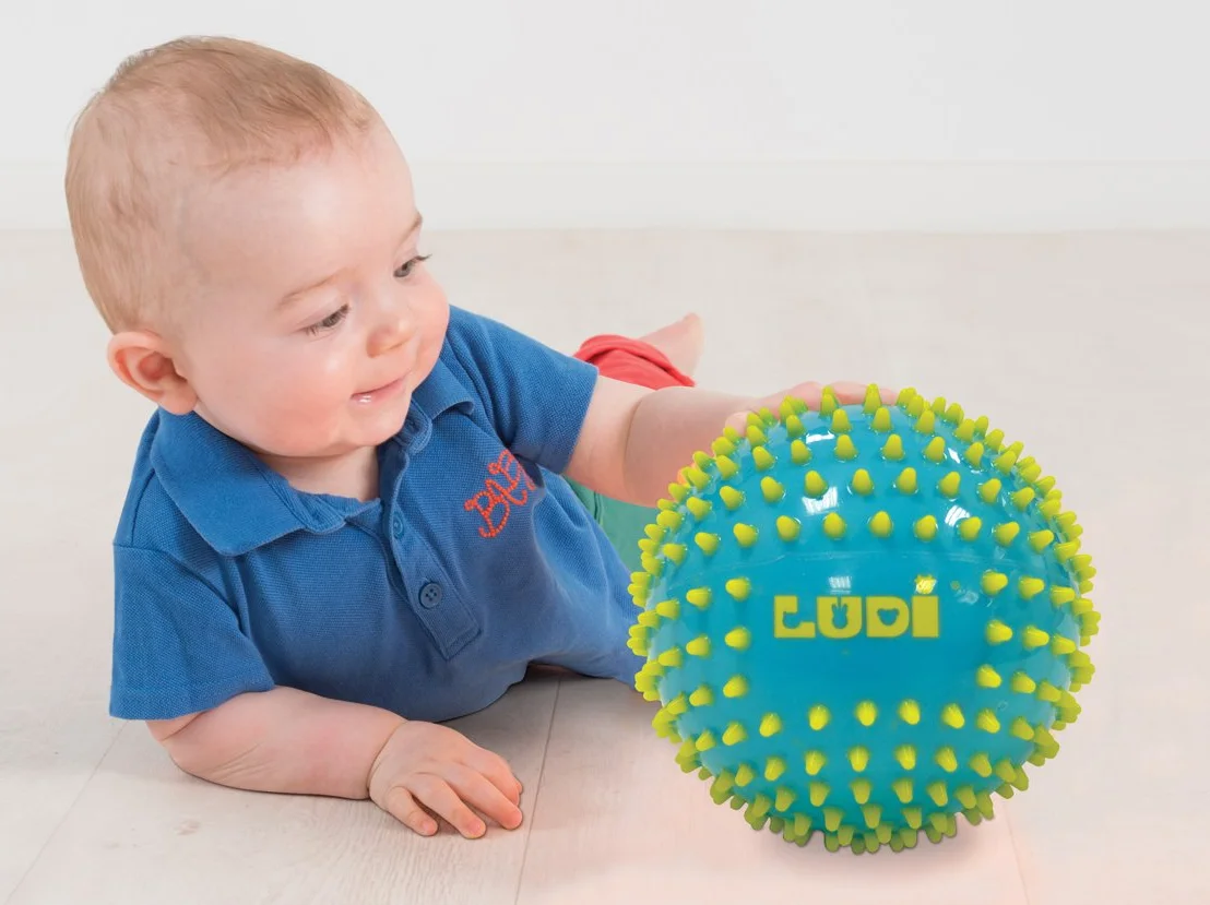 LUDI - 3 sensorische Bälle, weich, strukturiert, Spielzeug für Babys – ab 6 Monaten – entwickelt Berührung, Feinmotorik & Wohlbefinden – Durchmesser: 8 & 15 cm – Blau & Gelb