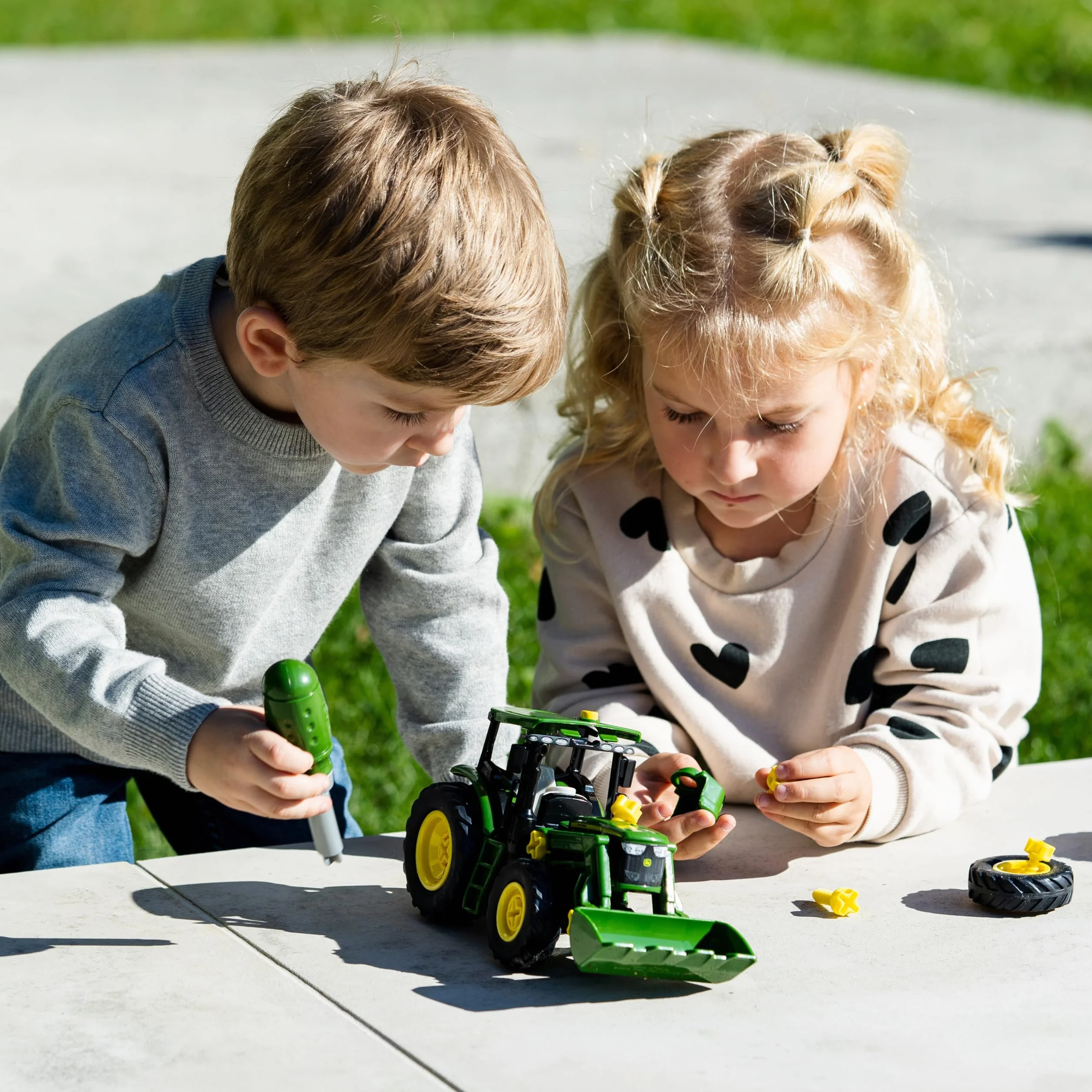 Theo Klein 3903 John Deere Traktor | Mit Frontlader und Gegengewicht | Demontierbare Einzelteile | Maße: 24,5 cm x 9,5 cm x 12 cm | Spielzeug für Kinder ab 3 Jahren