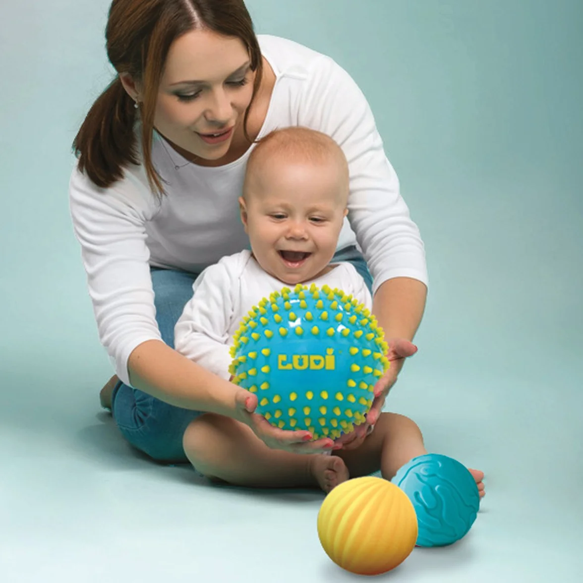 LUDI - 3 sensorische Bälle, weich, strukturiert, Spielzeug für Babys – ab 6 Monaten – entwickelt Berührung, Feinmotorik & Wohlbefinden – Durchmesser: 8 & 15 cm – Blau & Gelb