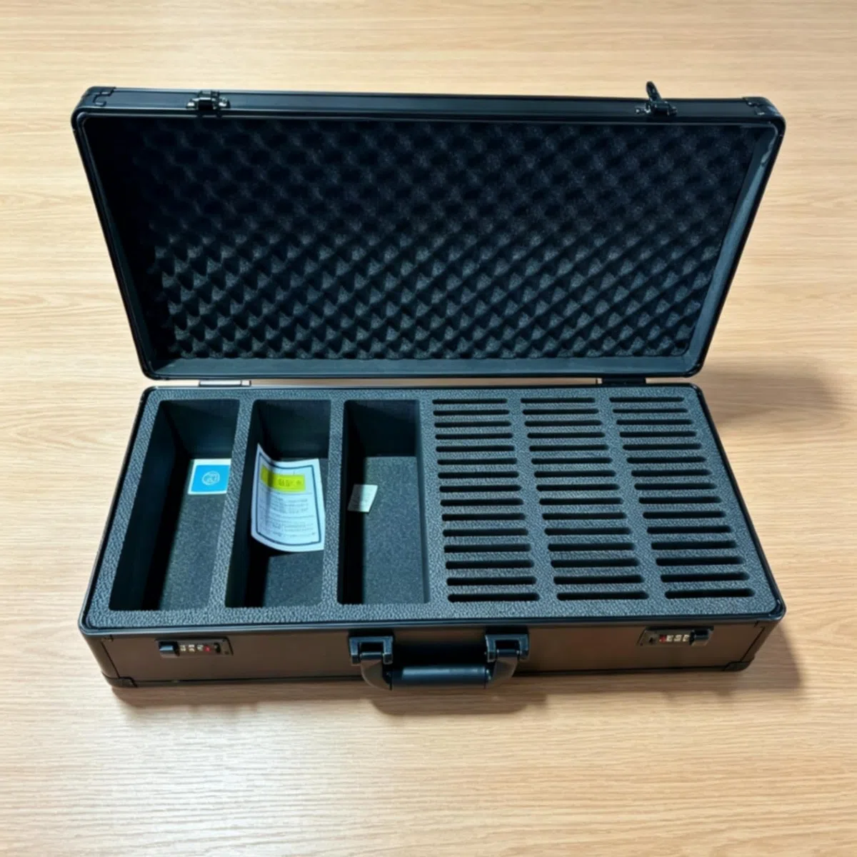 Kartenaufbewahrungskoffer Sammelkarten Box Etui Koffer Hülle mit Tragbarem Design Und Innenfächern für Schutz Transport, 3 Kartenfächer + 45 Steckplätze Mit Zahlenschloss